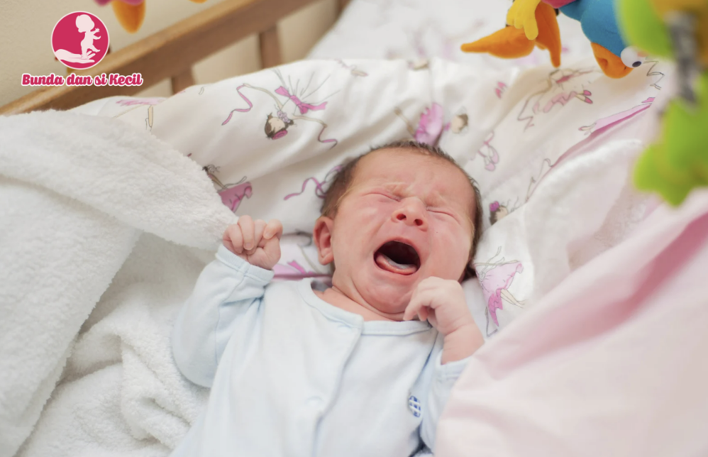 Mengatasi Bayi Menangis: Jangan Langsung Disusui, Pahami Penyebabnya Dulu, Bunda!